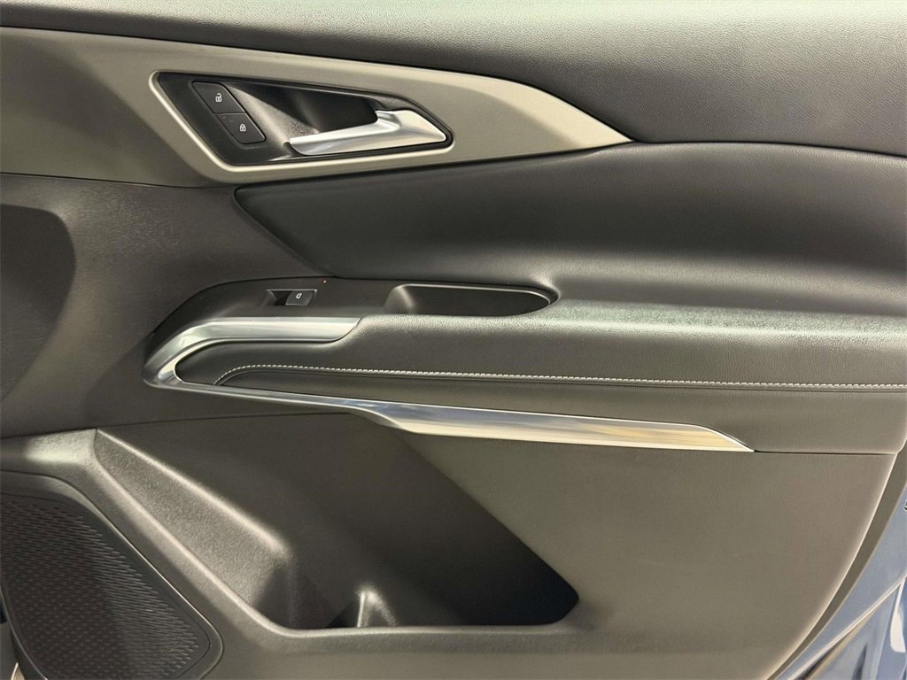 Used 2025 Chevrolet Traverse LT image 9