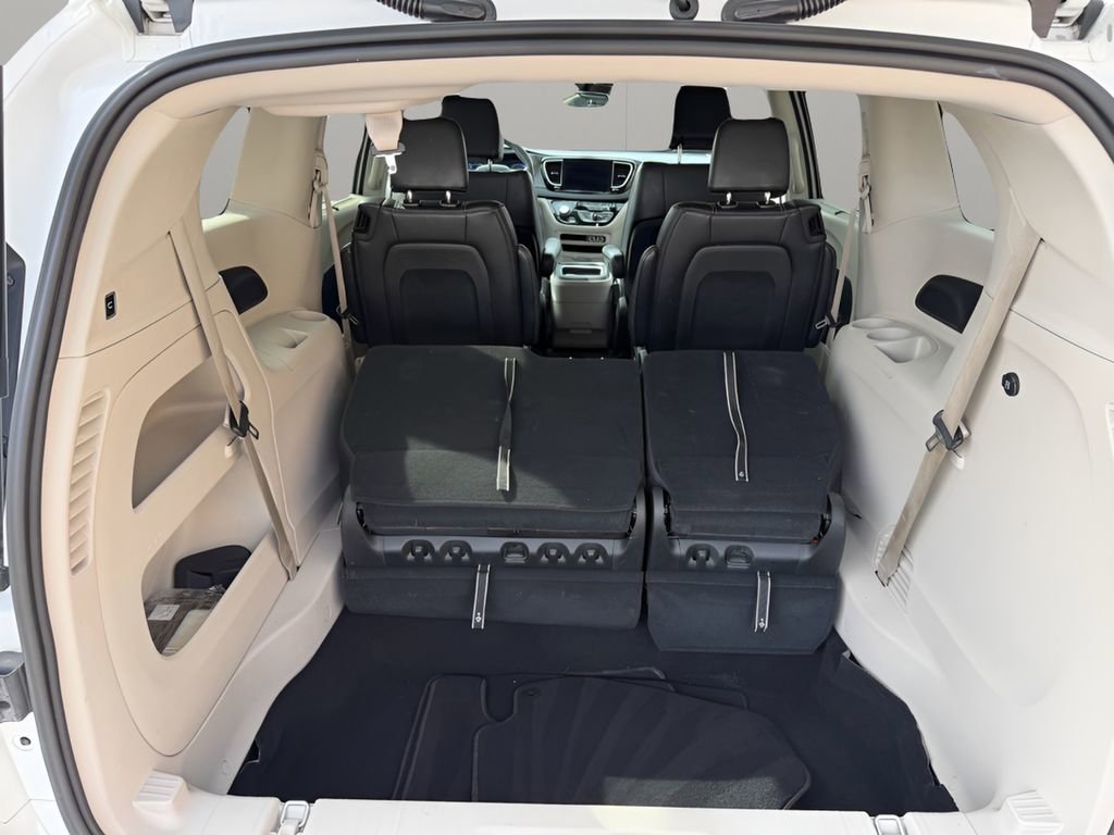 Used 2023 Chrysler Pacifica Touring-L image 17