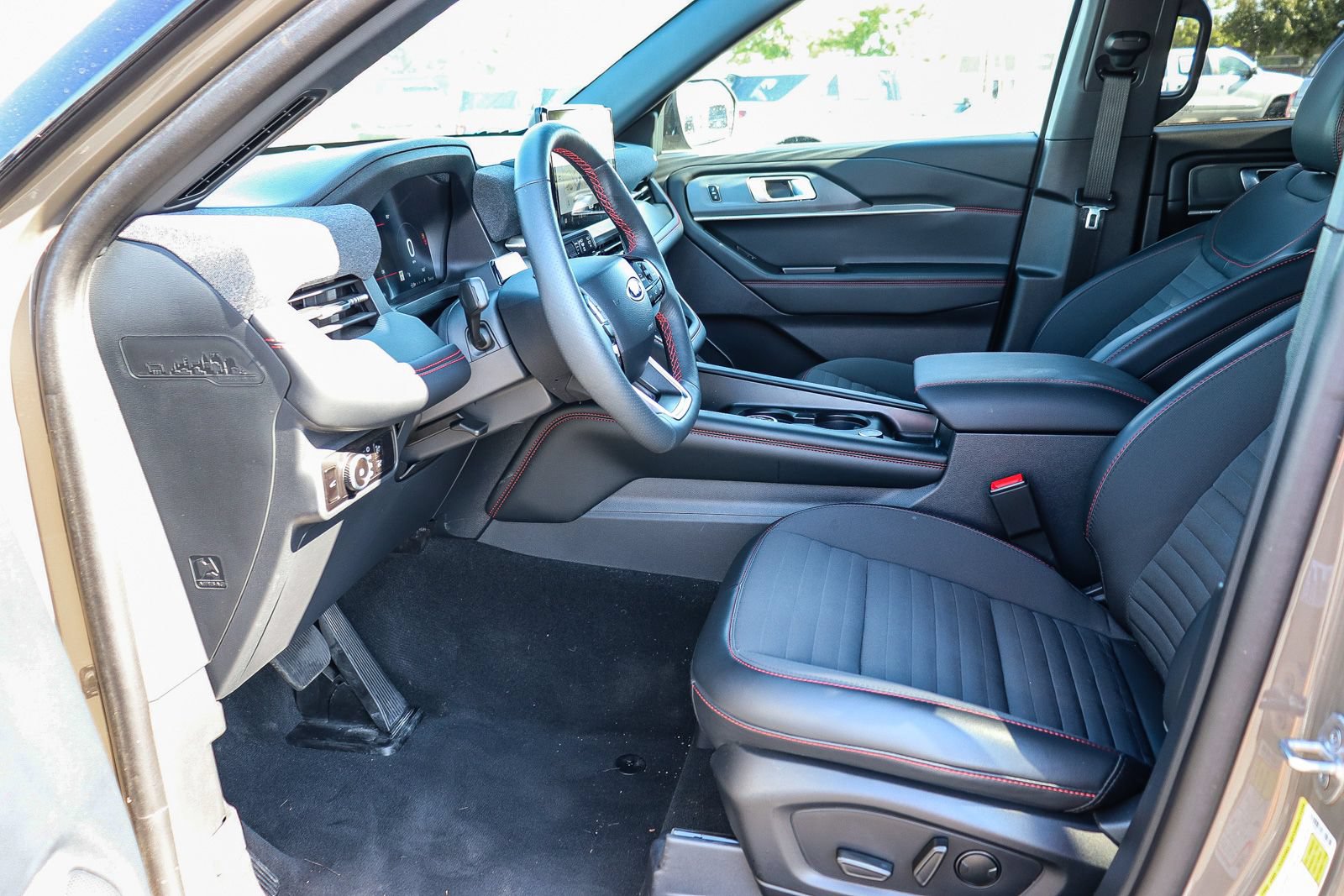 Used 2026 Ford Explorer ST-Line w/ ST-Line Street Pack RWD image 18