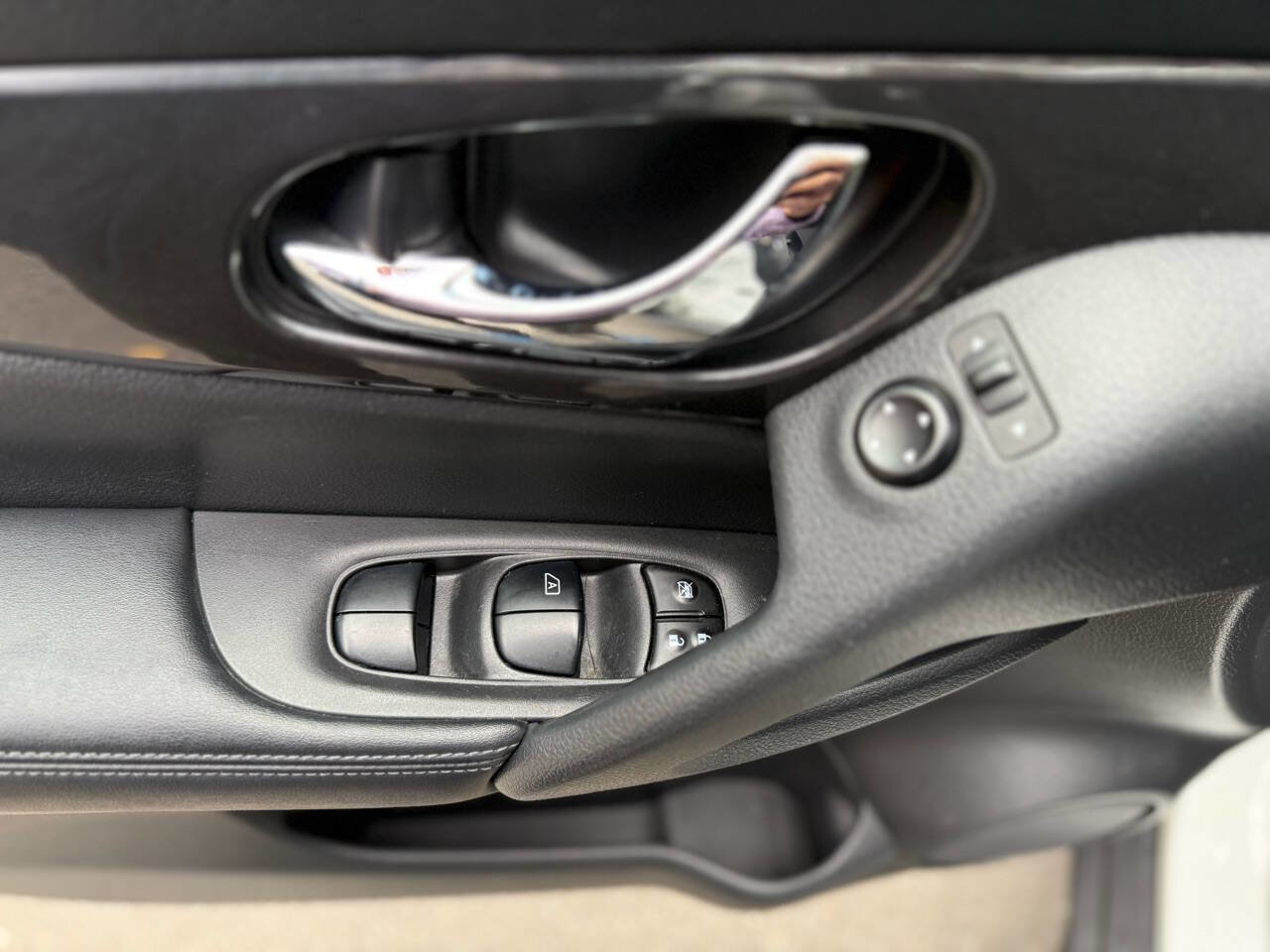 Used 2019 Nissan Rogue SV AWD/4WD image 34