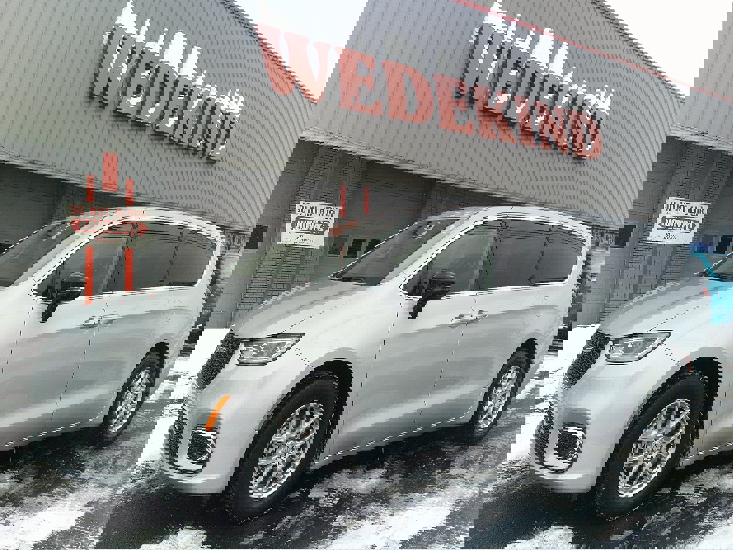 Used 2024 Chrysler Pacifica Touring-L image 1