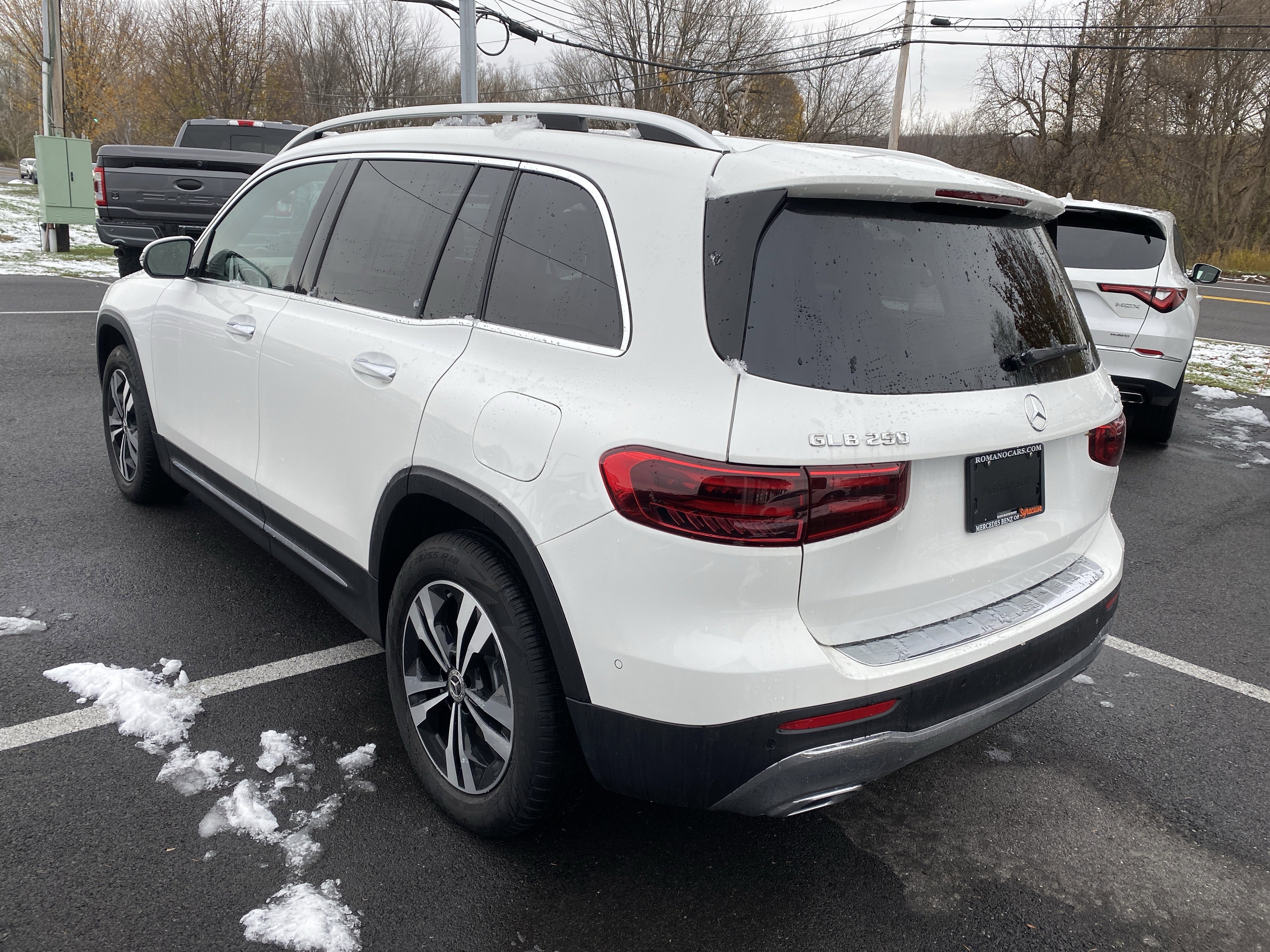 Used 2025 Mercedes-Benz GLB 250 4MATIC image 5