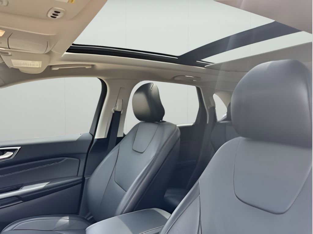 Used 2017 Ford Edge Titanium w/ Equipment Group 301A image 7