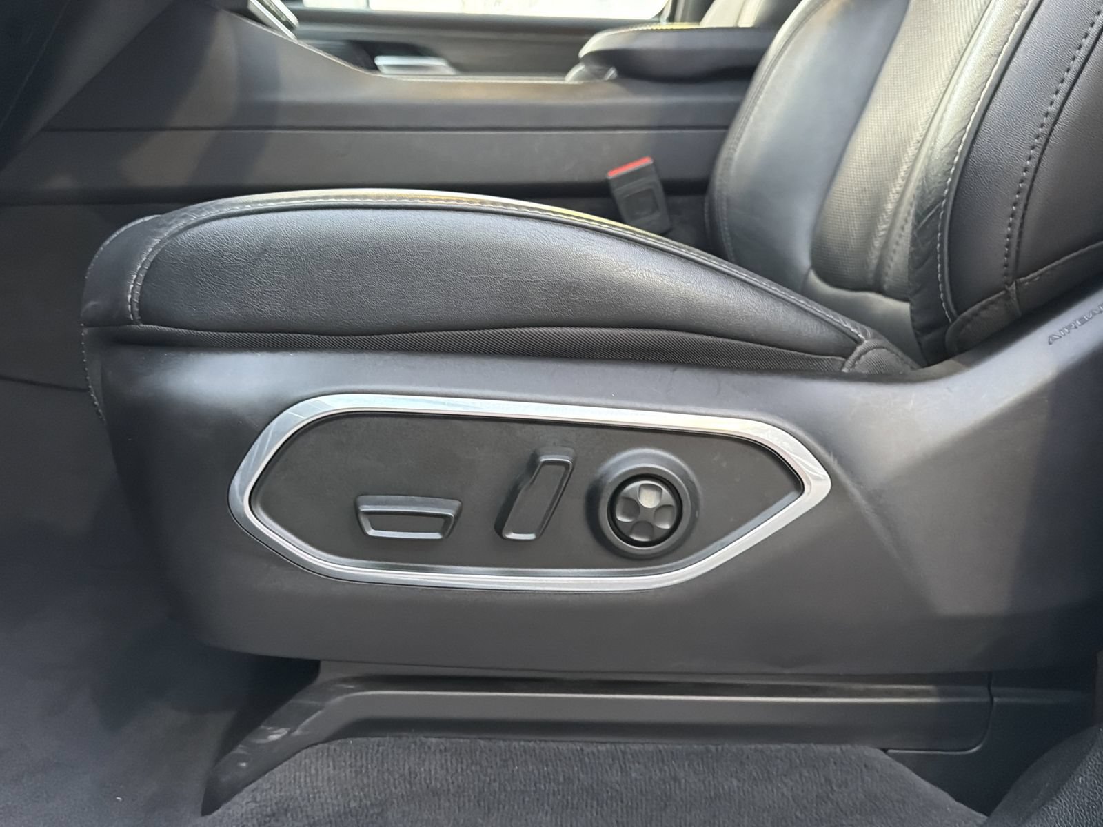 Used 2024 Jeep Wagoneer Series II w/ Flexible Seating Group RWD image 24