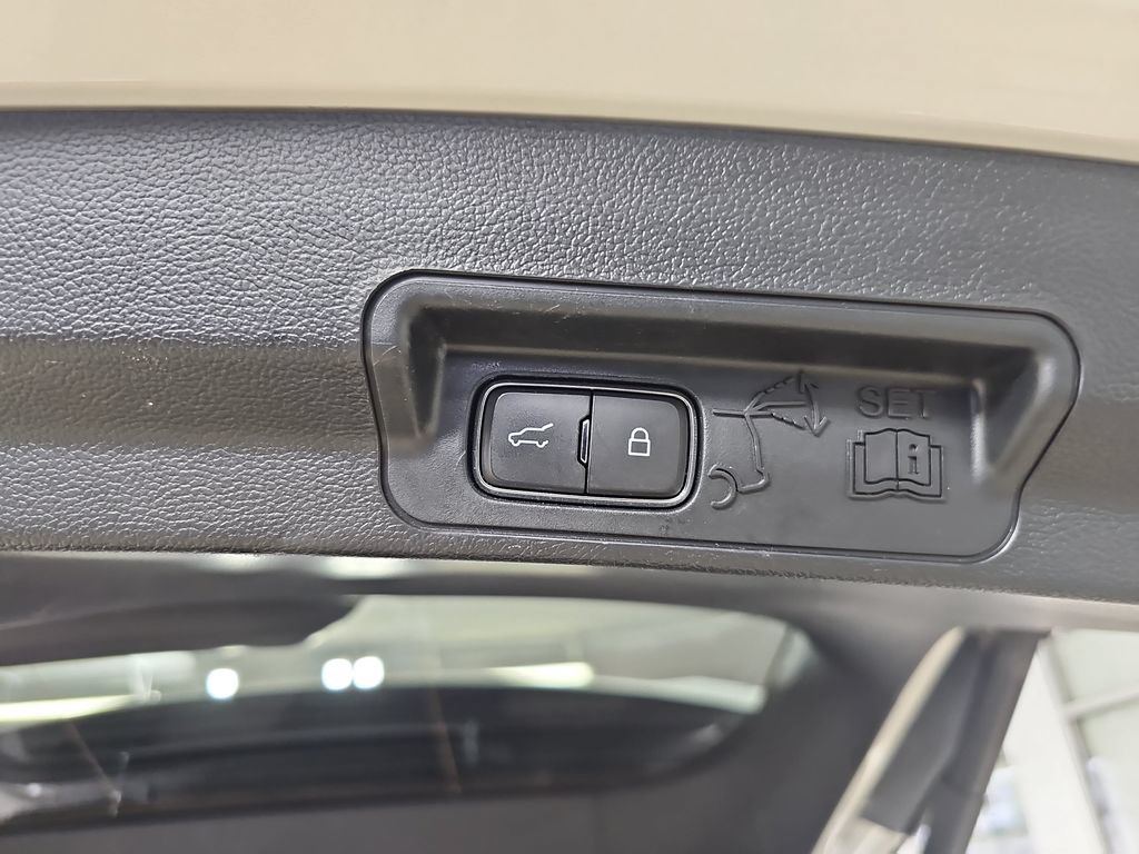Used 2023 Ford Explorer XLT w/ Equipment Group 202A AWD/4WD image 18