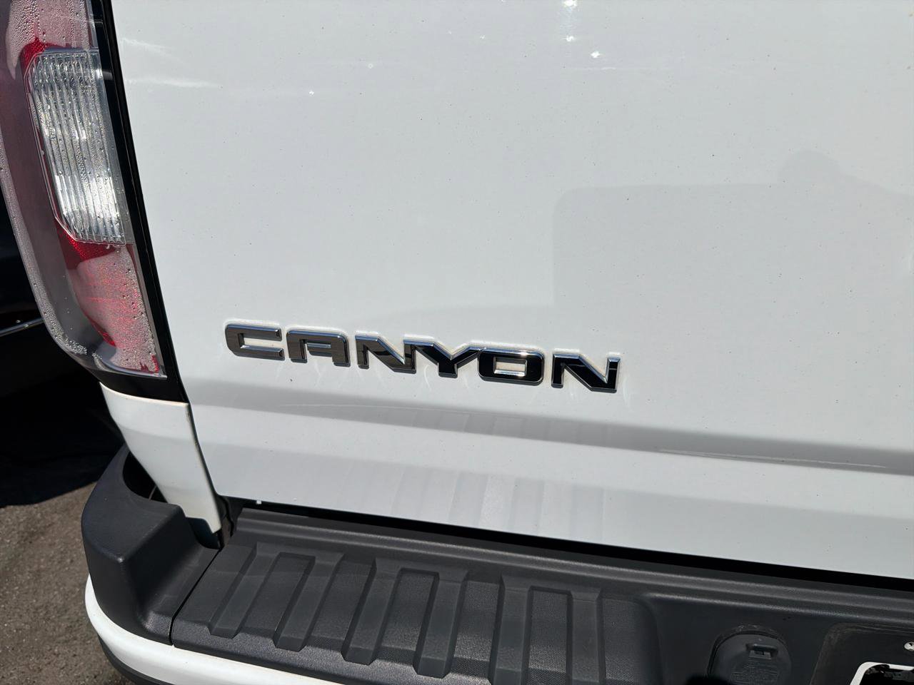 Used 2018 GMC Canyon Denali image 9