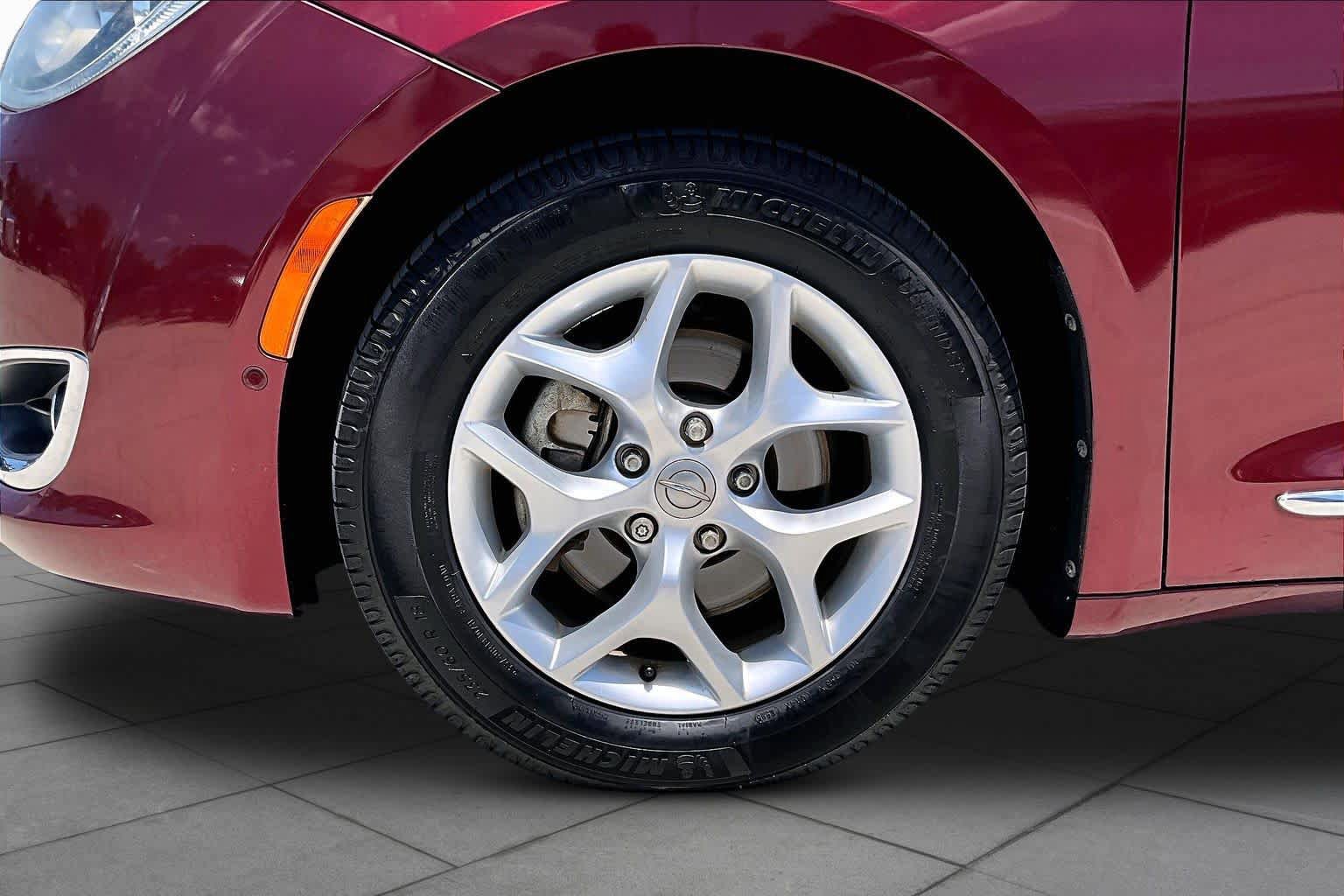 Used 2017 Chrysler Pacifica Touring-L Plus w/ Advanced Safetytec Group FWD image 10