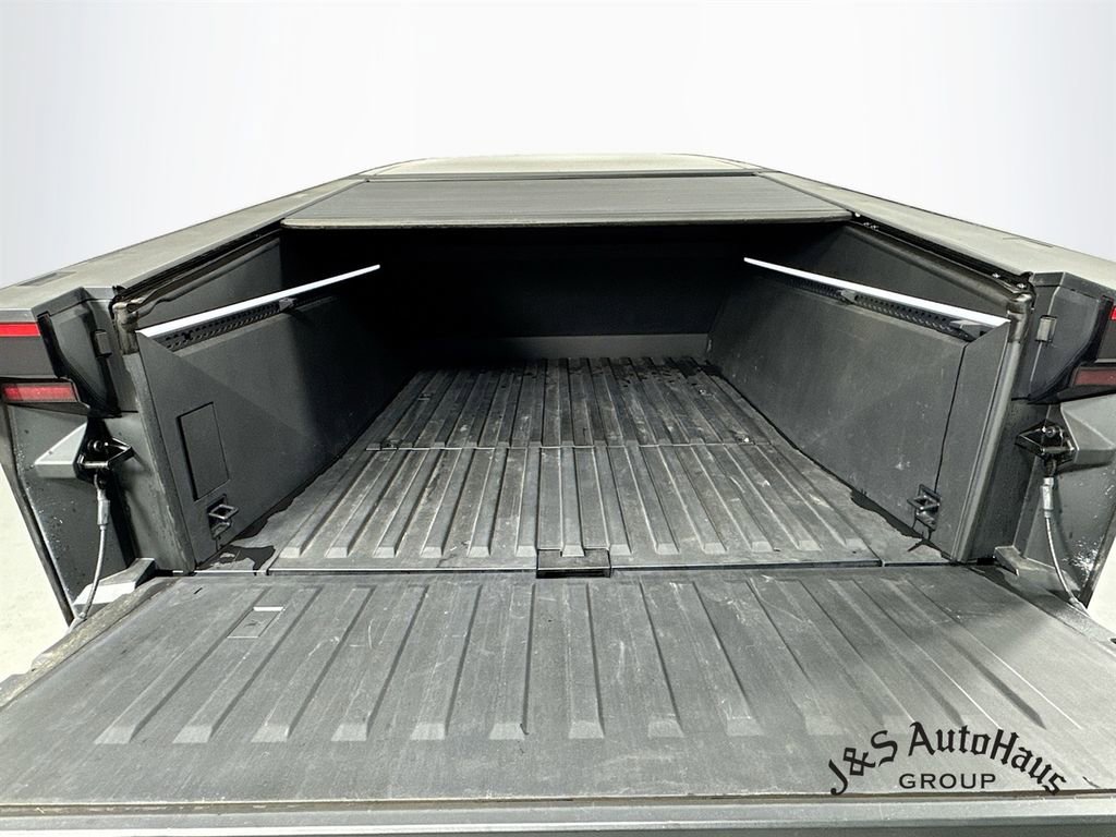 Used 2024 Tesla Cybertruck AWD Crew Cab image 31