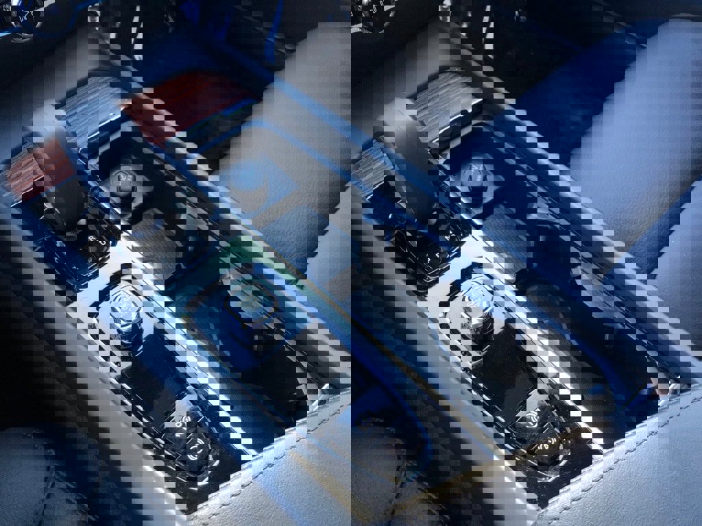 Used 2025 Volvo V60 B5 Cross Country Plus image 28