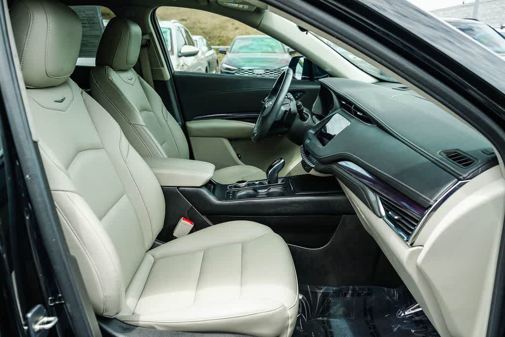 Used 2023 Cadillac XT4 Luxury w/ Cold Weather Package FWD image 16
