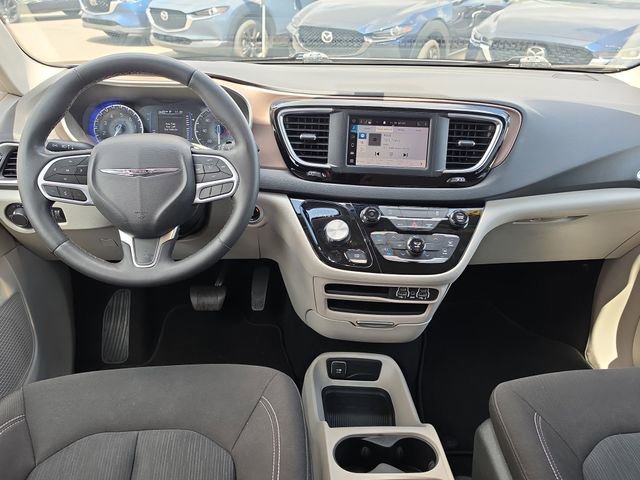 Used 2023 Chrysler Voyager LX FWD image 9