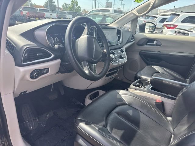 Used 2023 Chrysler Pacifica Touring-L FWD image 18
