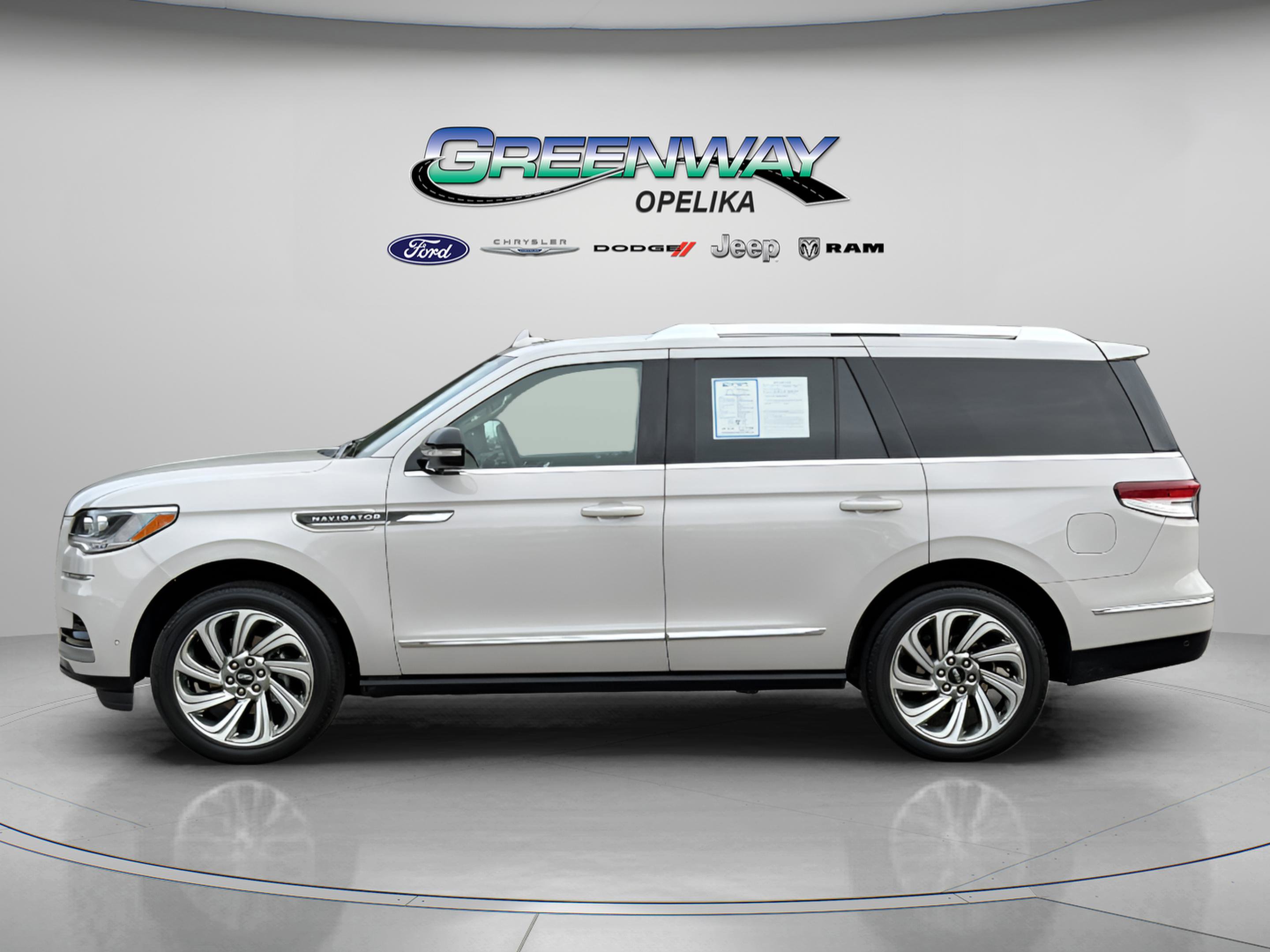 Used 2024 Lincoln Navigator Premiere image 4