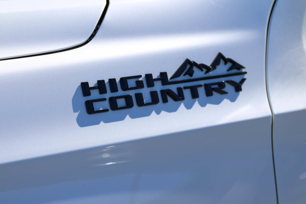 Used 2022 Chevrolet Suburban High Country w/ LPO, Illumination Package AWD/4WD image 8