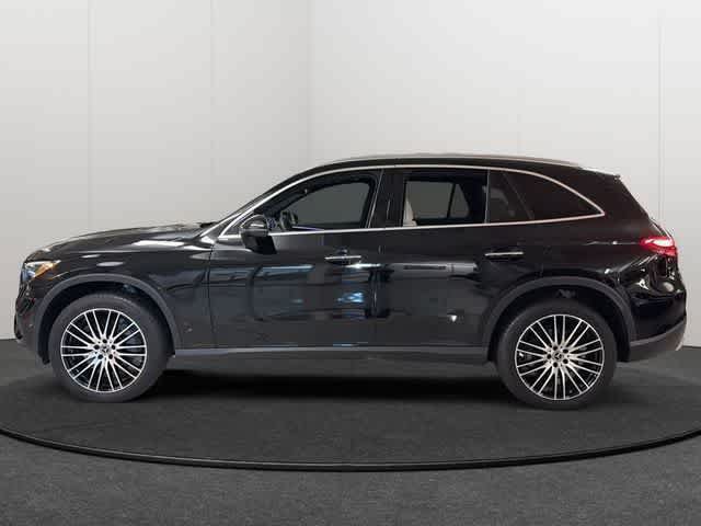 Used 2025 Mercedes-Benz GLC 300 4MATIC image 3