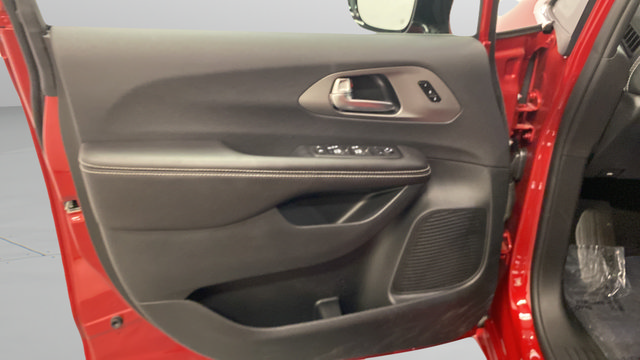 Used 2027 Chrysler Pacifica Select FWD image 24