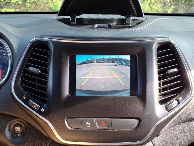 Used 2019 Jeep Cherokee Latitude Plus w/ Comfort/Convenience Group AWD/4WD image 18