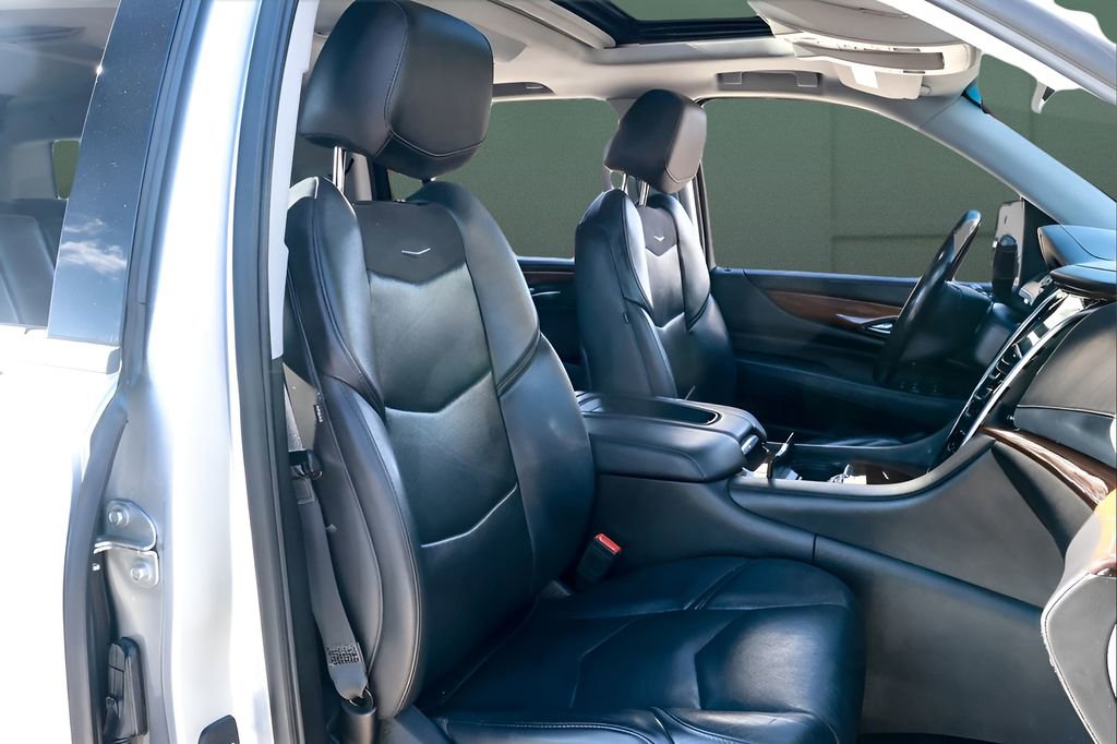 Used 2018 Cadillac Escalade ESV Luxury image 17