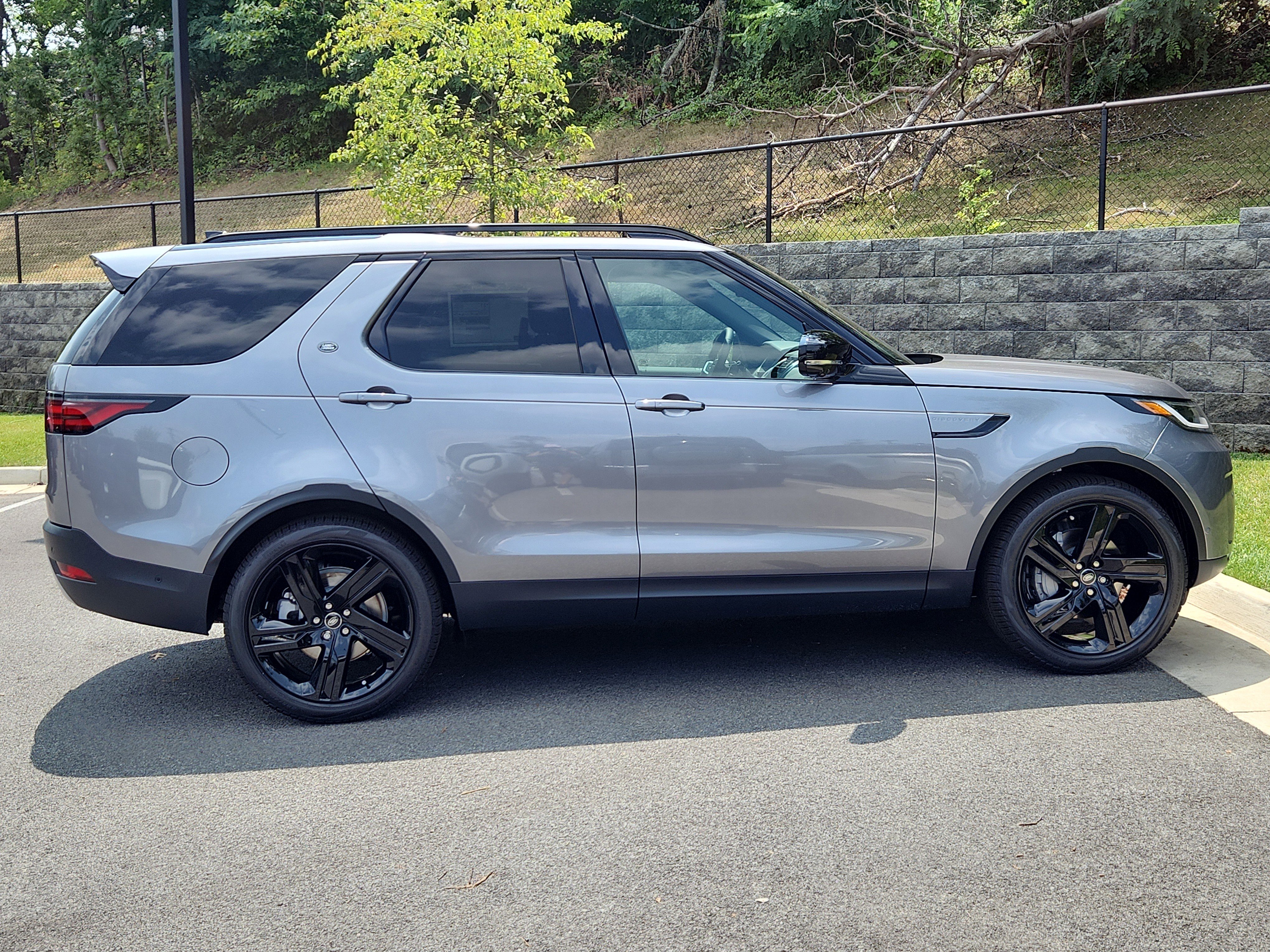 New 2025 Land Rover Discovery S image 11