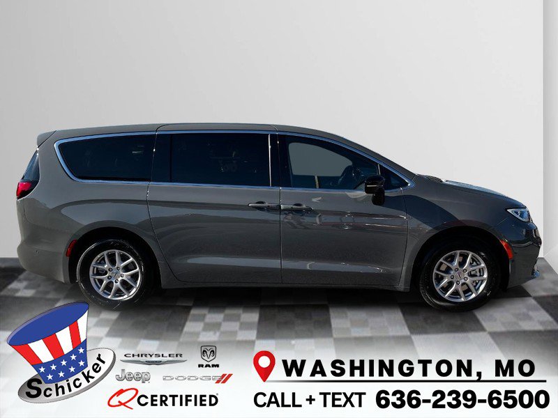 New 2025 Chrysler Pacifica Select