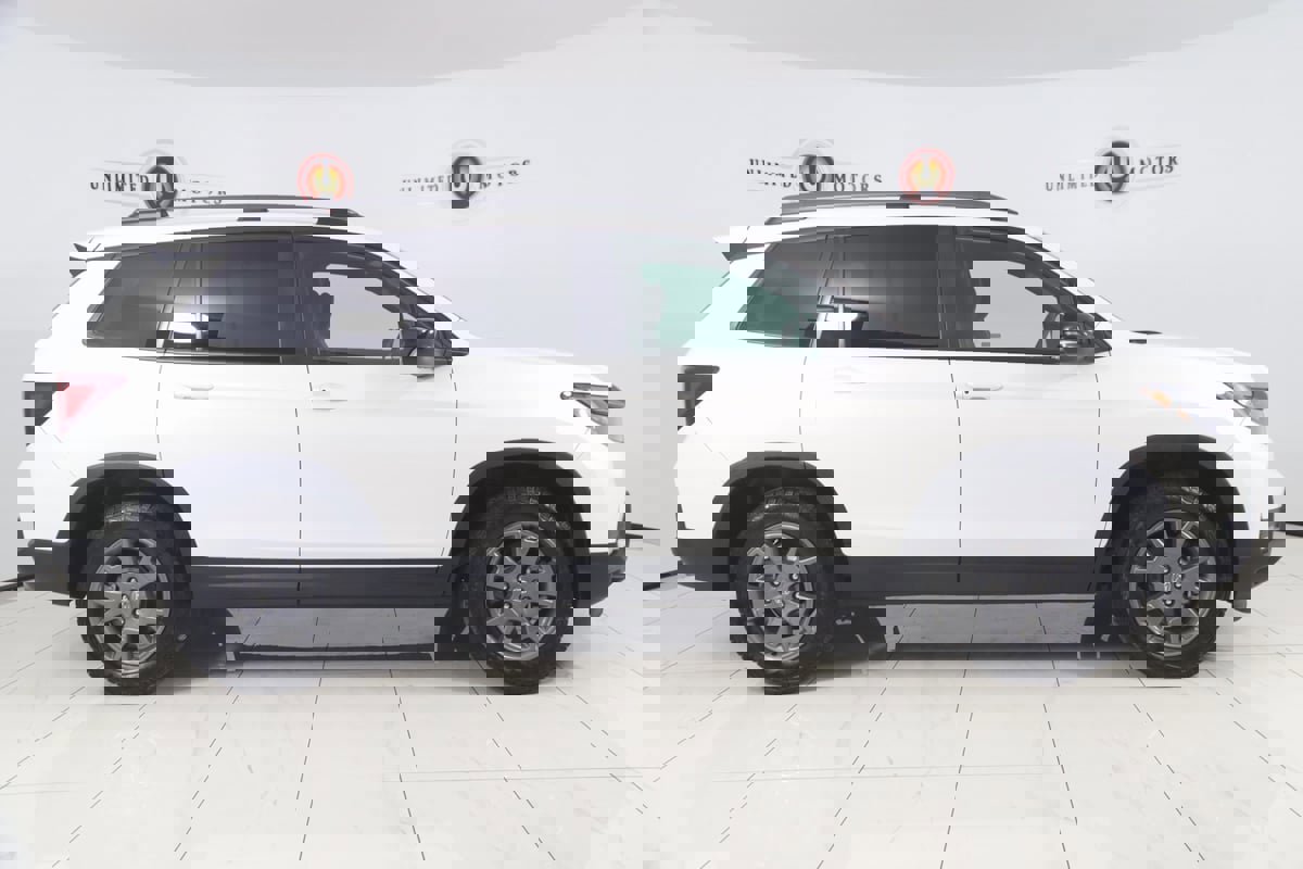 Used 2024 Honda Passport TrailSport image 2