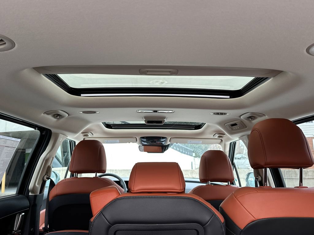 New 2026 Kia Carnival SX w/ SX Dark Edition Package FWD image 8