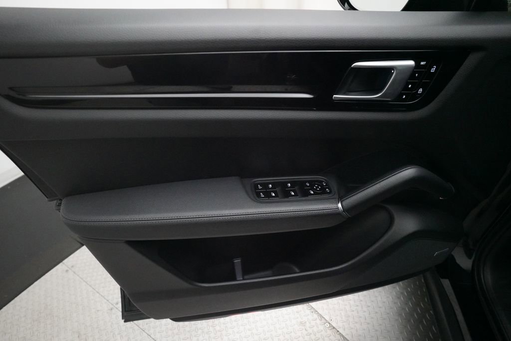Certified 2021 Porsche Cayenne AWD/4WD image 12
