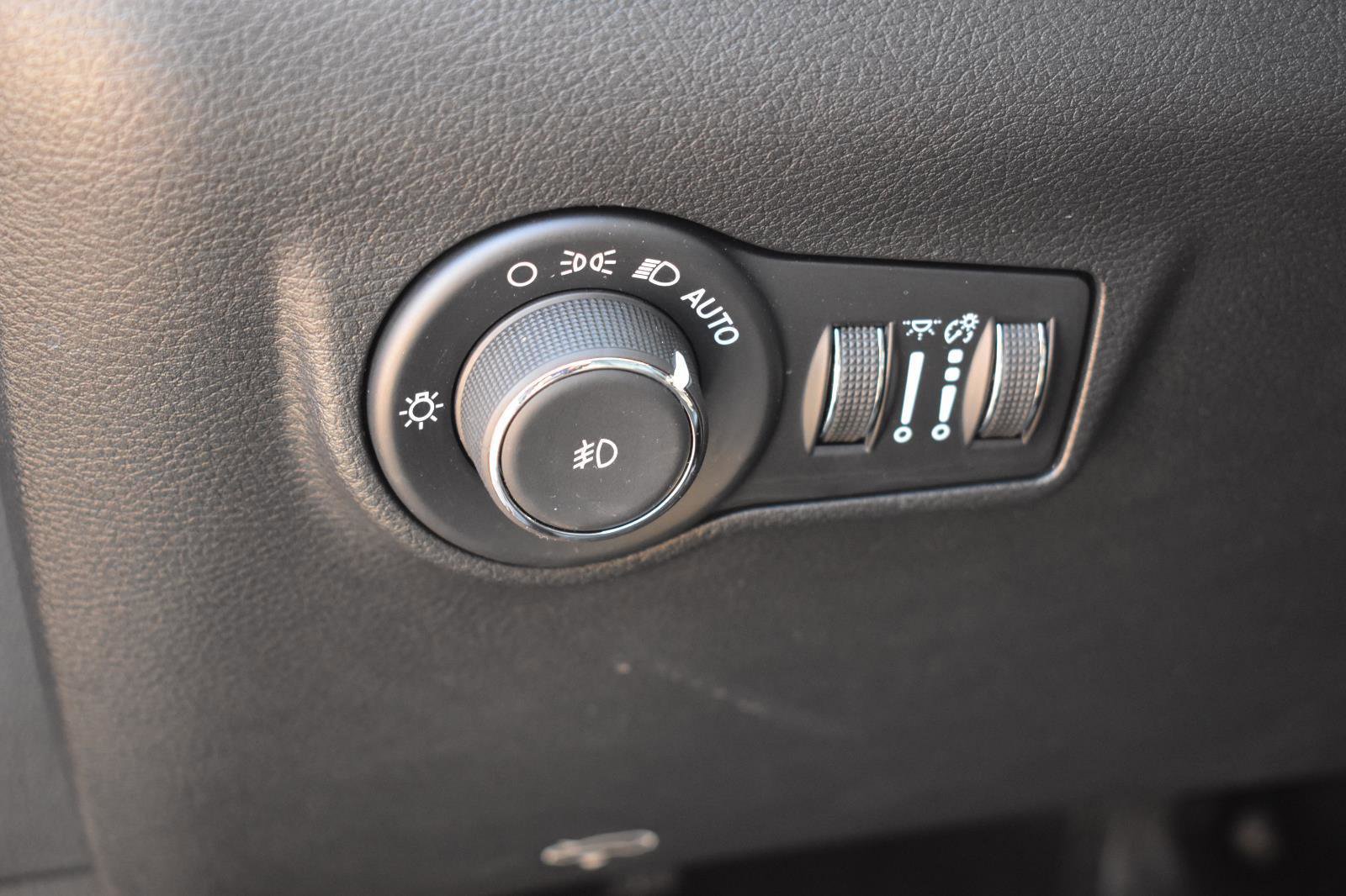 Used 2025 Jeep Compass Limited image 26