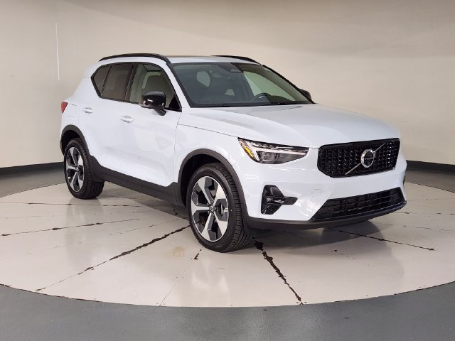 Certified 2026 Volvo XC40 B5 Plus AWD/4WD image 7