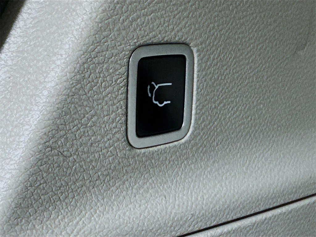 Used 2020 Chrysler Pacifica Limited w/ Tire & Wheel Group image 13