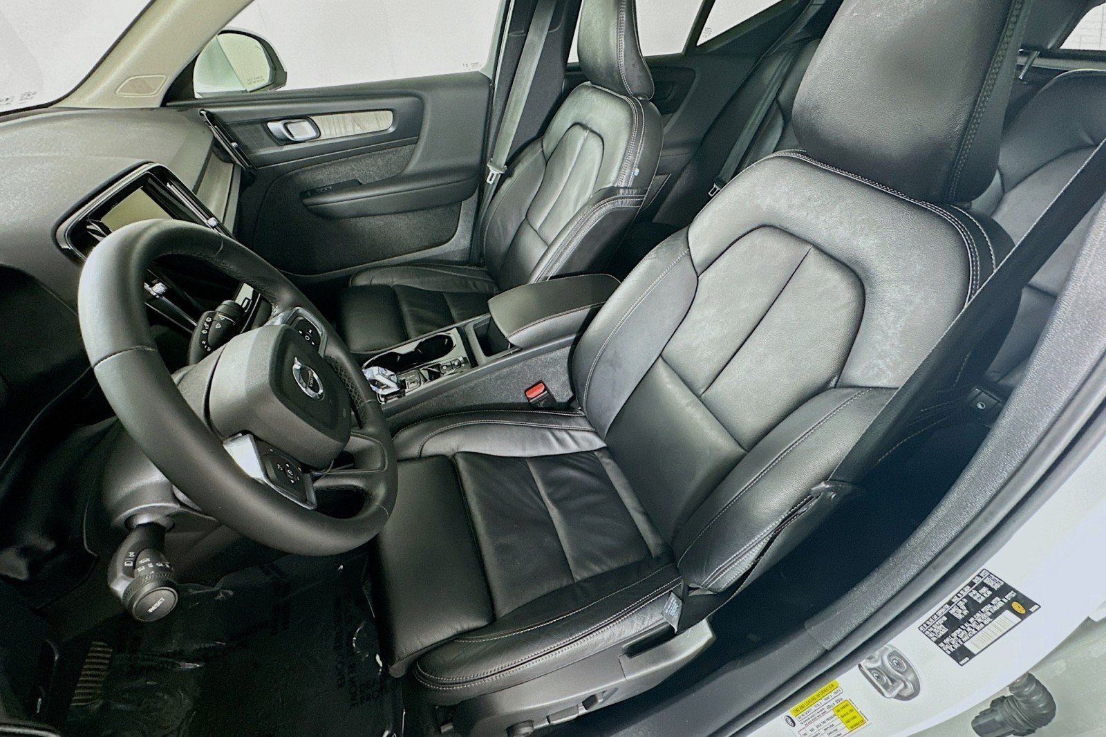 Used 2023 Volvo XC40 B5 Plus AWD/4WD image 17