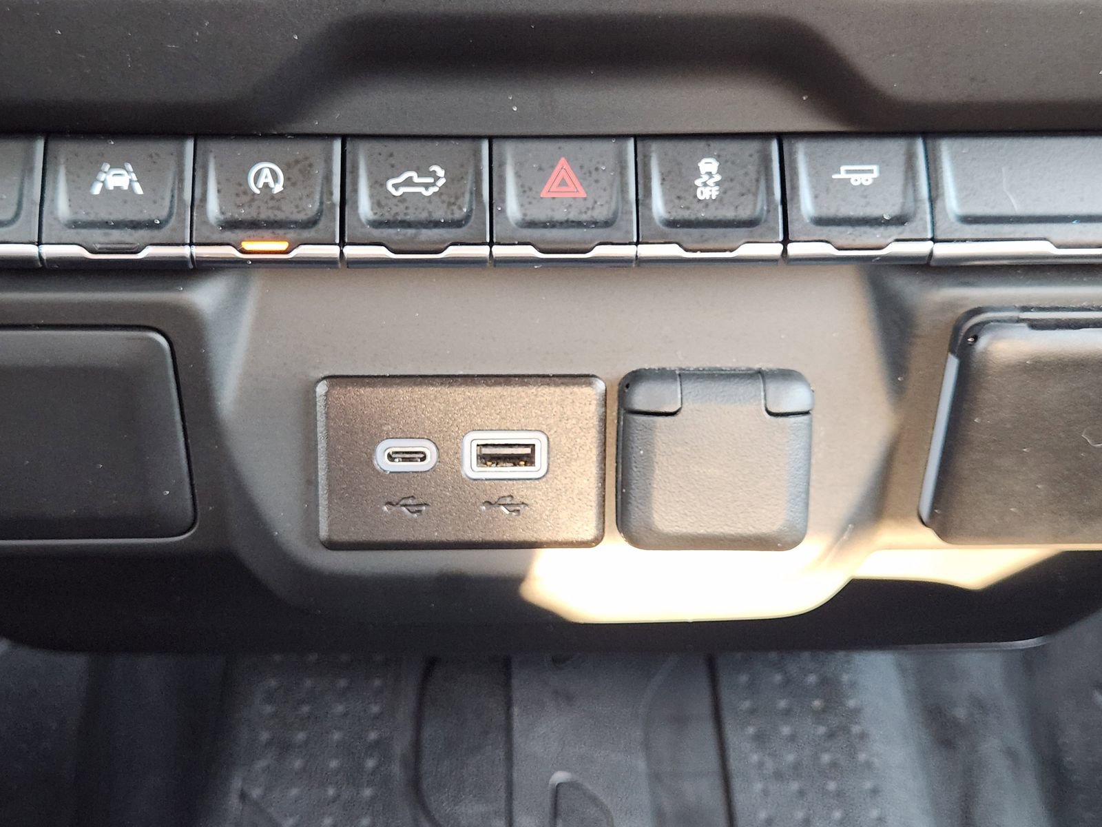 Used 2024 Chevrolet Silverado 1500 Custom w/ Dark Appearance Package image 22