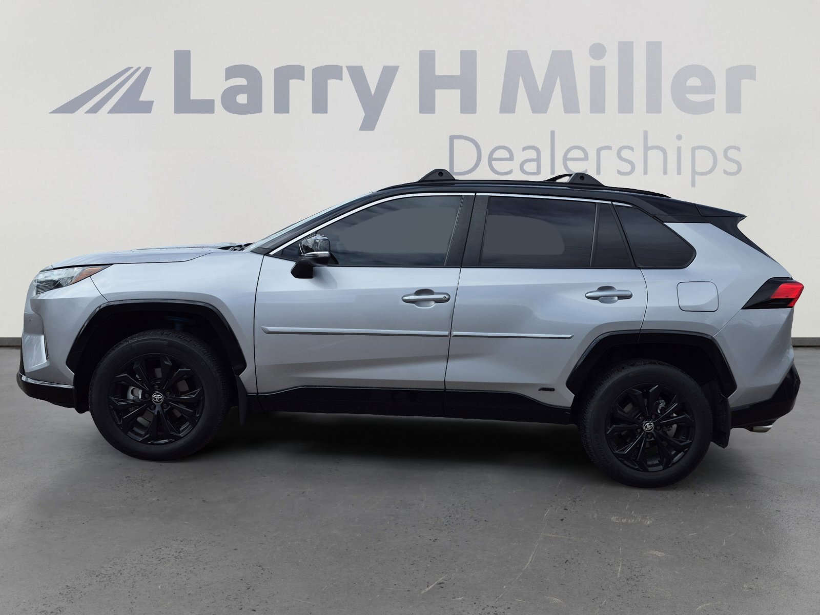 Used 2022 Toyota RAV4 XSE AWD/4WD image 2