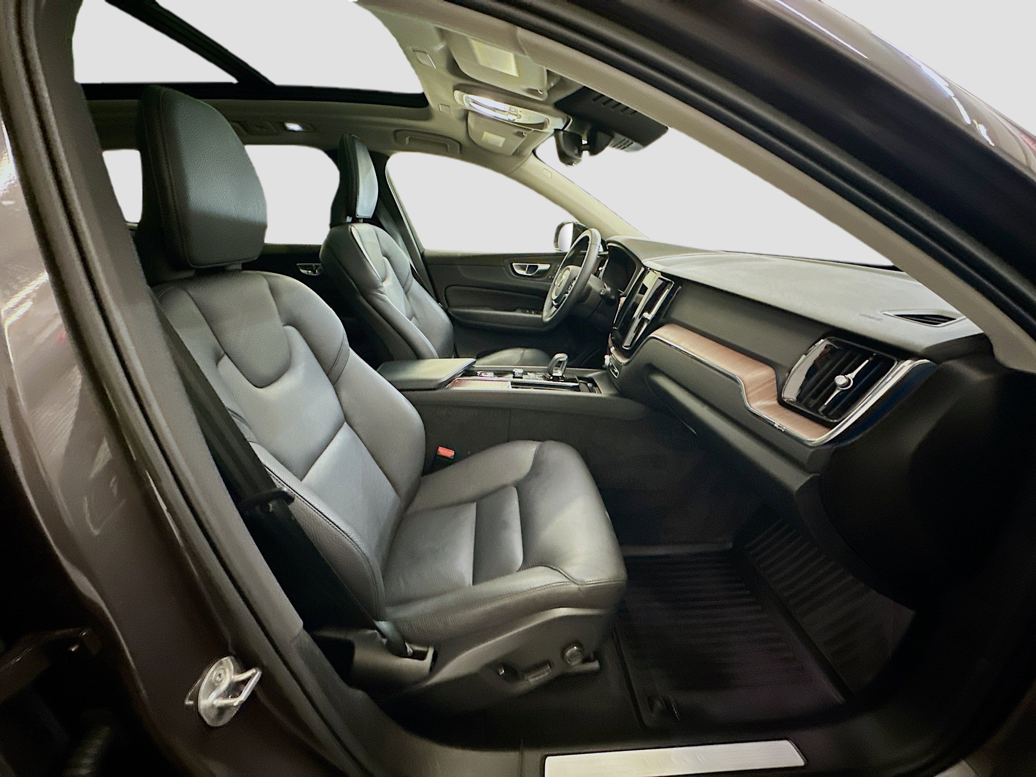 Used 2023 Volvo XC60 B5 Plus w/ Climate Package image 34