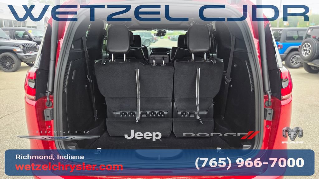New 2027 Chrysler Pacifica Limited AWD/4WD image 8