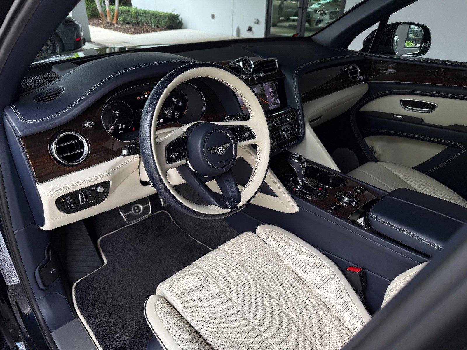 Used 2023 Bentley Bentayga Extended Wheelbase image 21