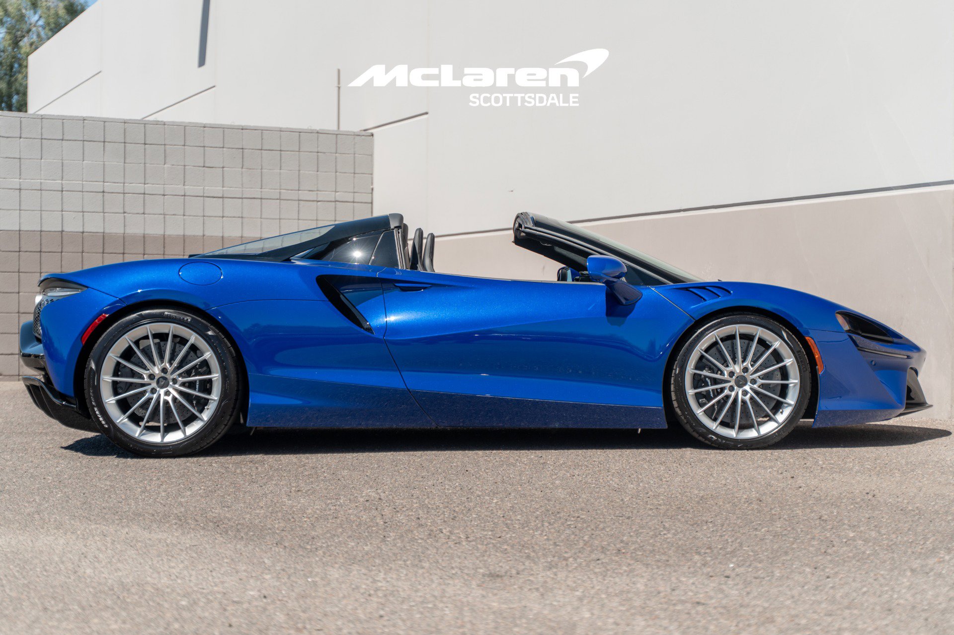 Used 2025 McLaren Artura Spider image 8