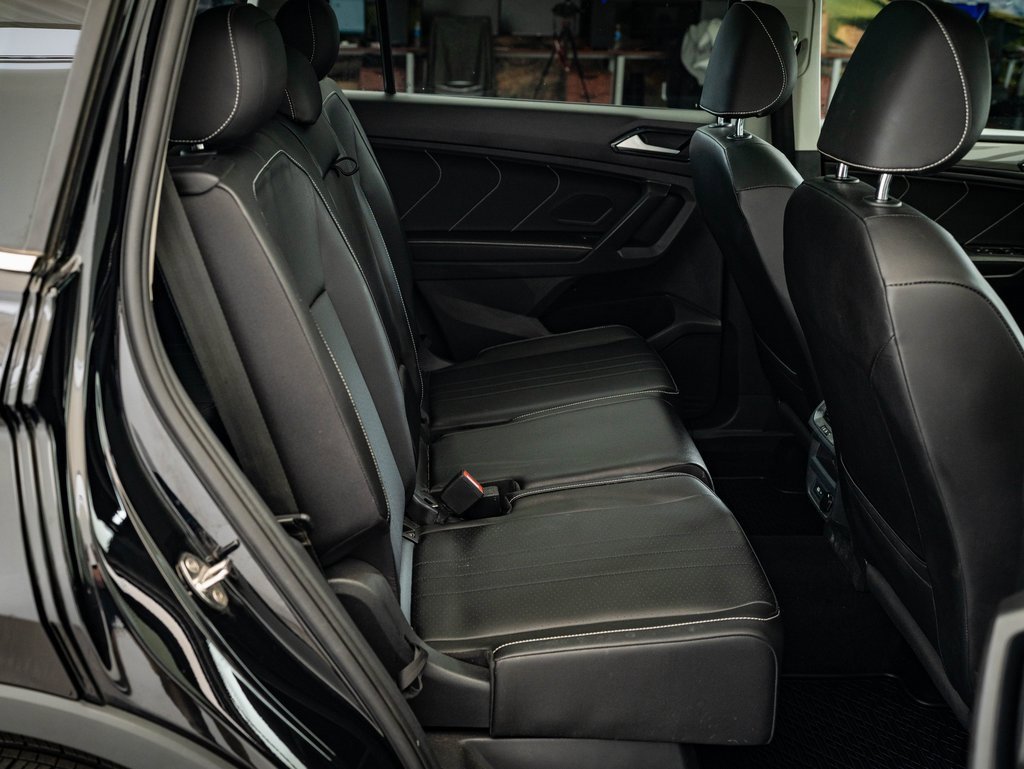 Used 2022 Volkswagen Tiguan SE w/ Panoramic Sunroof Package image 37