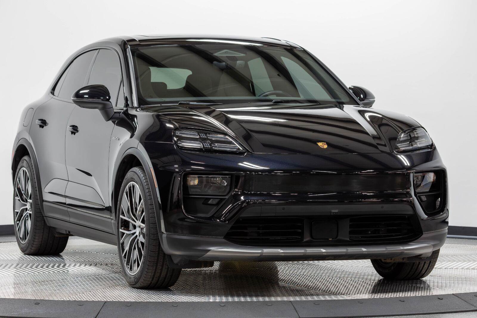 Used 2025 Porsche Macan 4S Electric AWD/4WD image 3