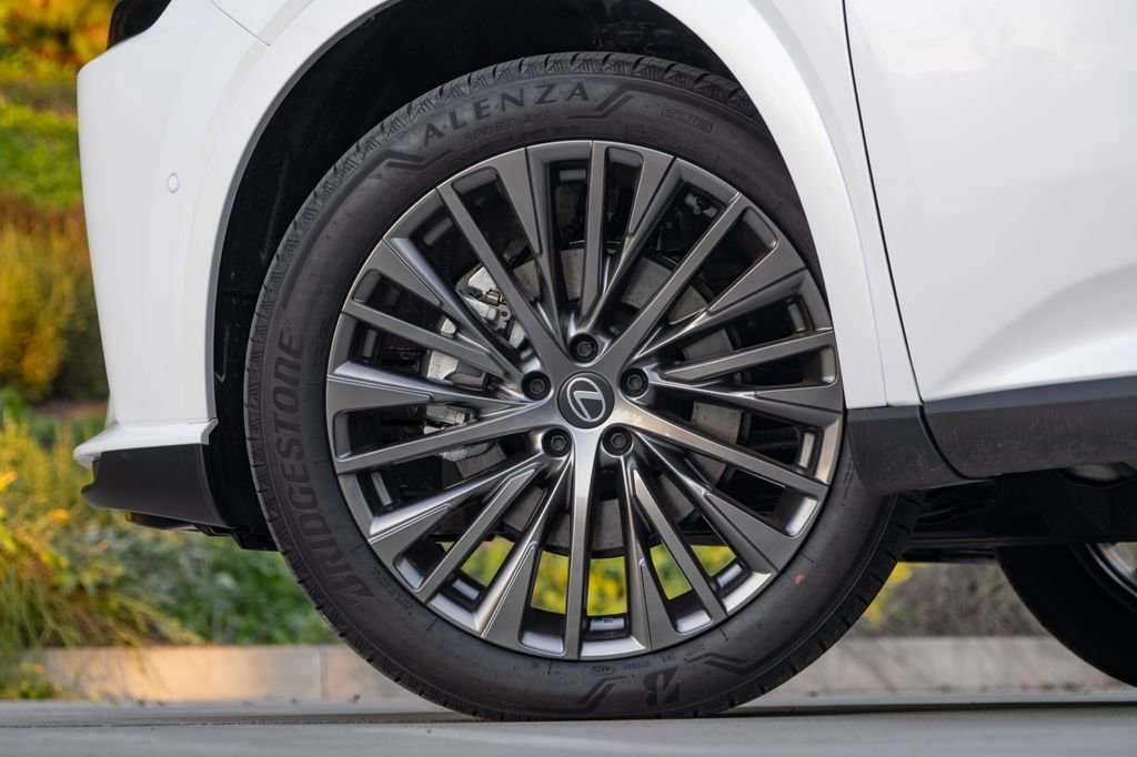 New 2026 Lexus RX 450h AWD image 3