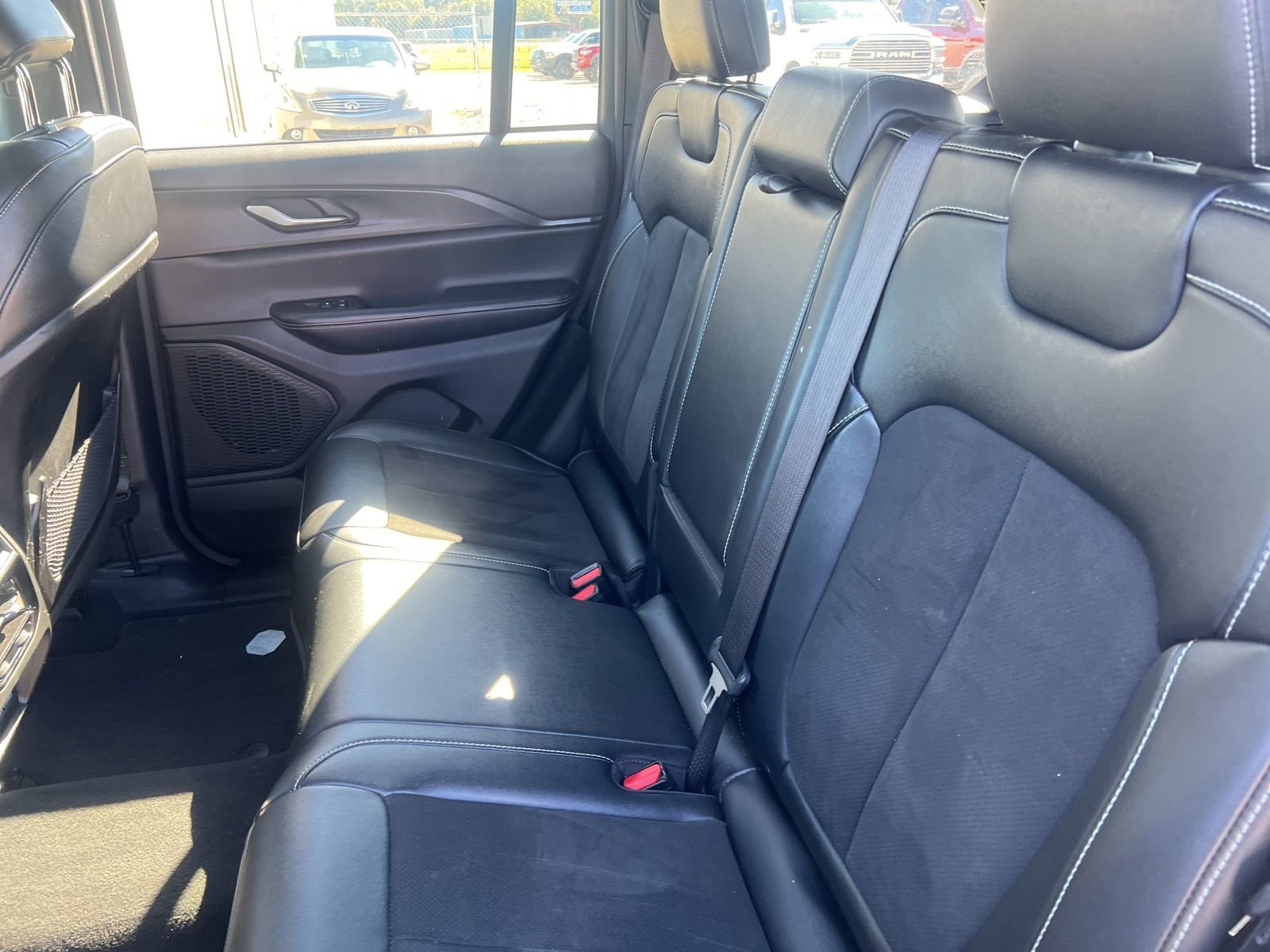 Used 2024 Jeep Grand Cherokee Altitude image 12