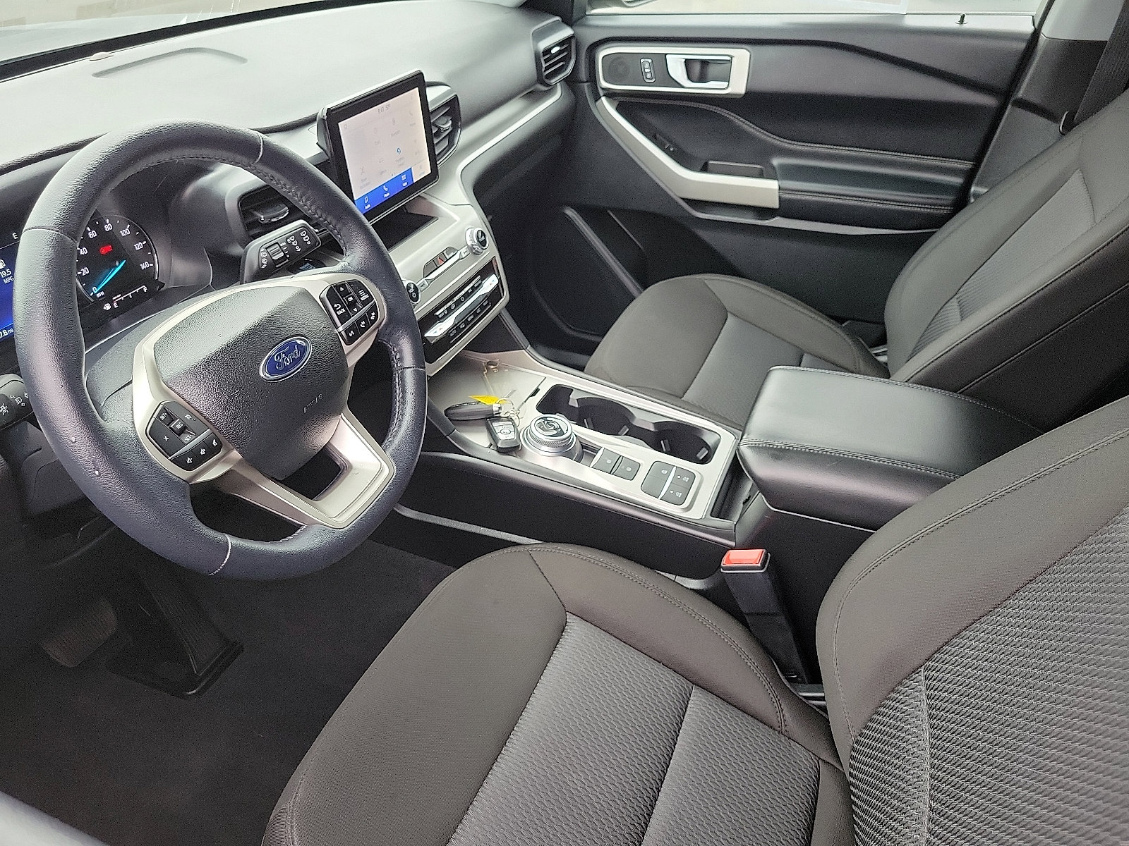 Used 2022 Ford Explorer XLT image 3