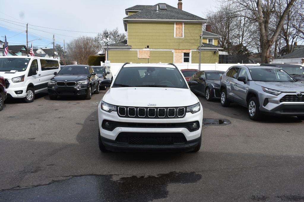 Used 2025 Jeep Compass Latitude image 3