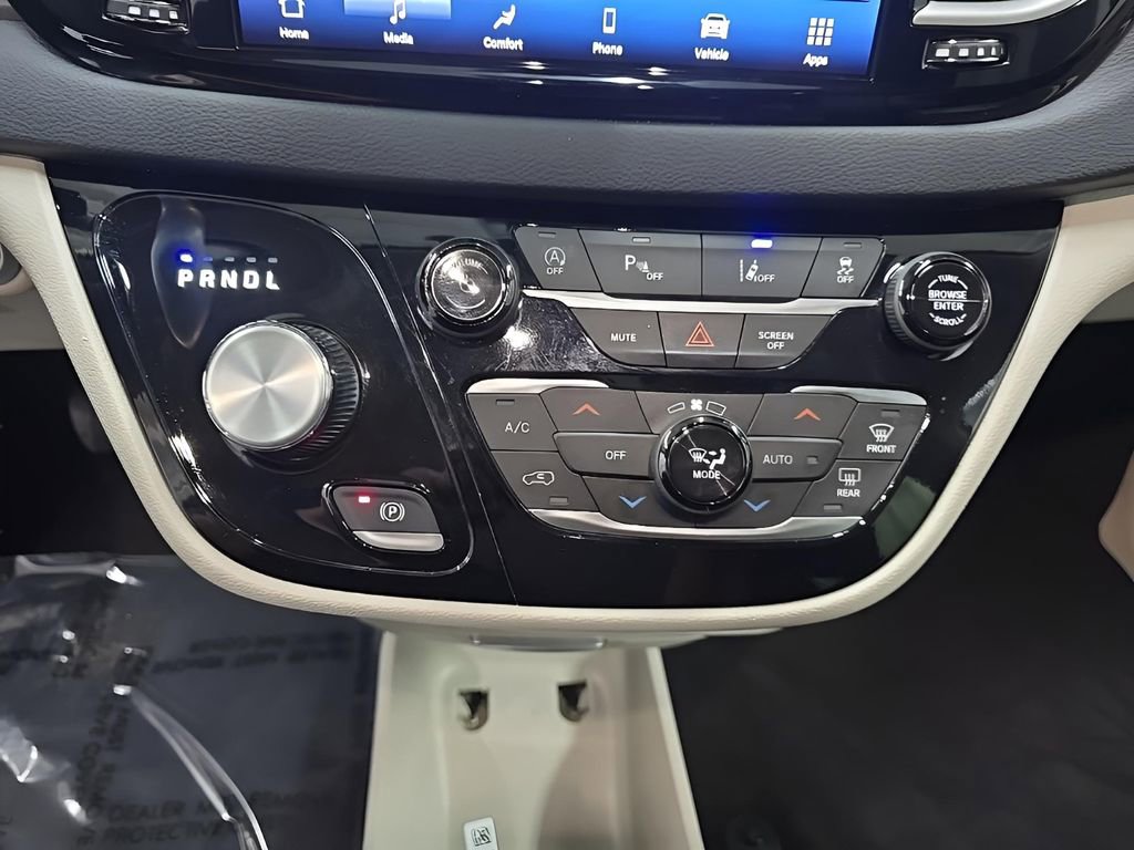 Used 2023 Chrysler Pacifica Touring-L image 27