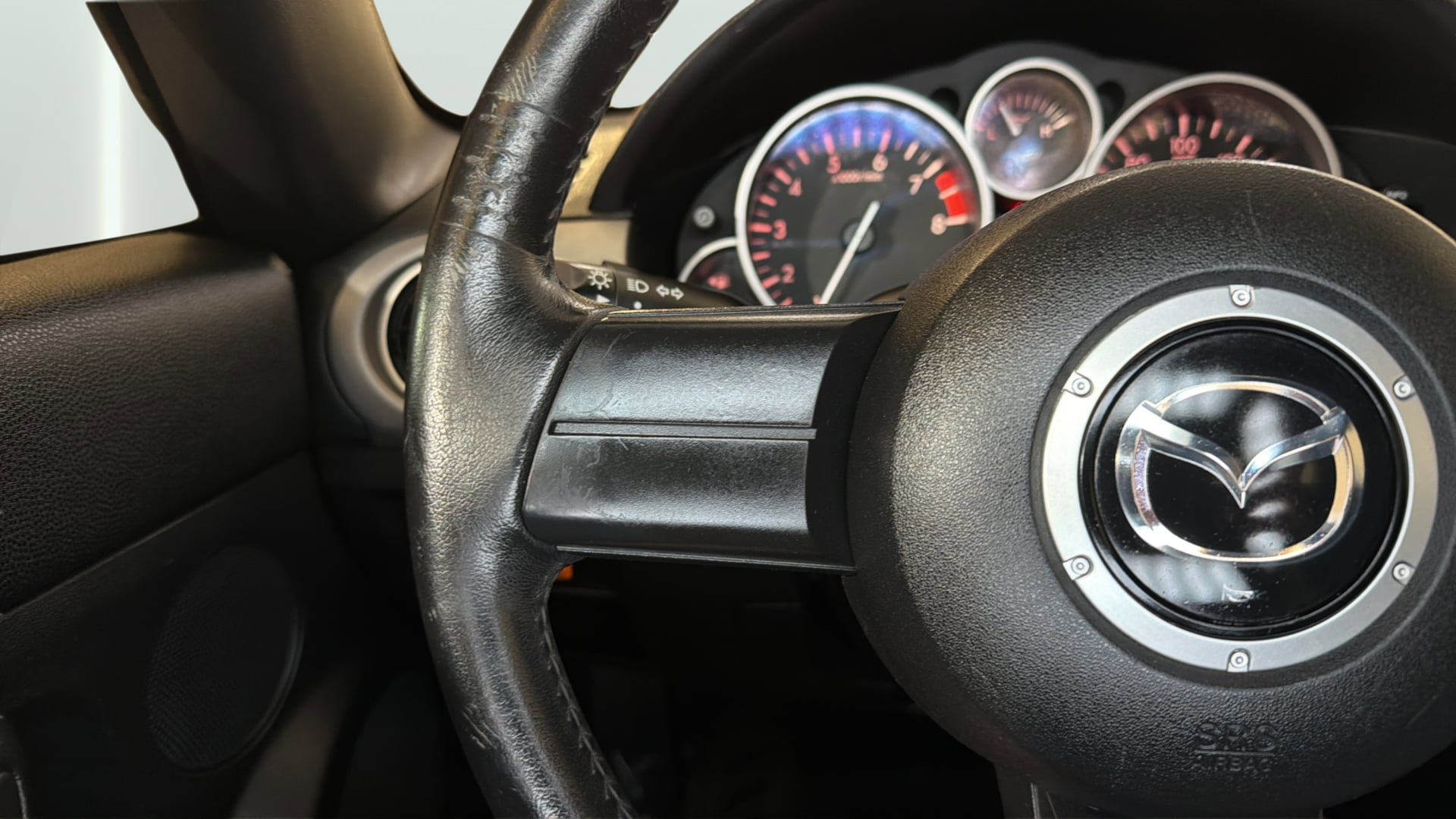 Used 2010 MAZDA MX-5 Miata Sport RWD image 27