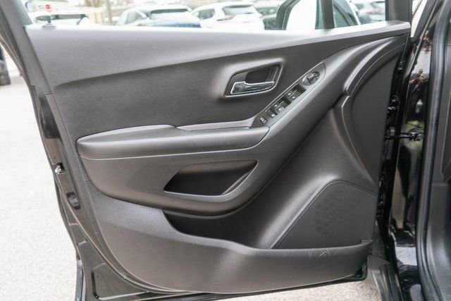 Used 2022 Chevrolet Trax LT w/ LT Convenience Package image 18
