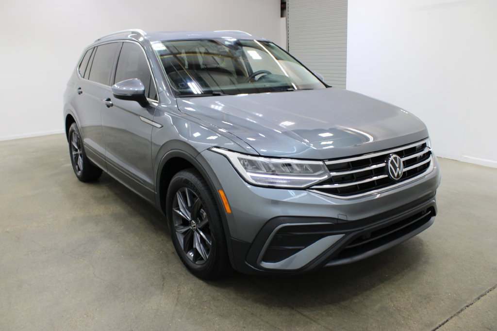 Used 2024 Volkswagen Tiguan SE w/ Panoramic Sunroof Package FWD image 6