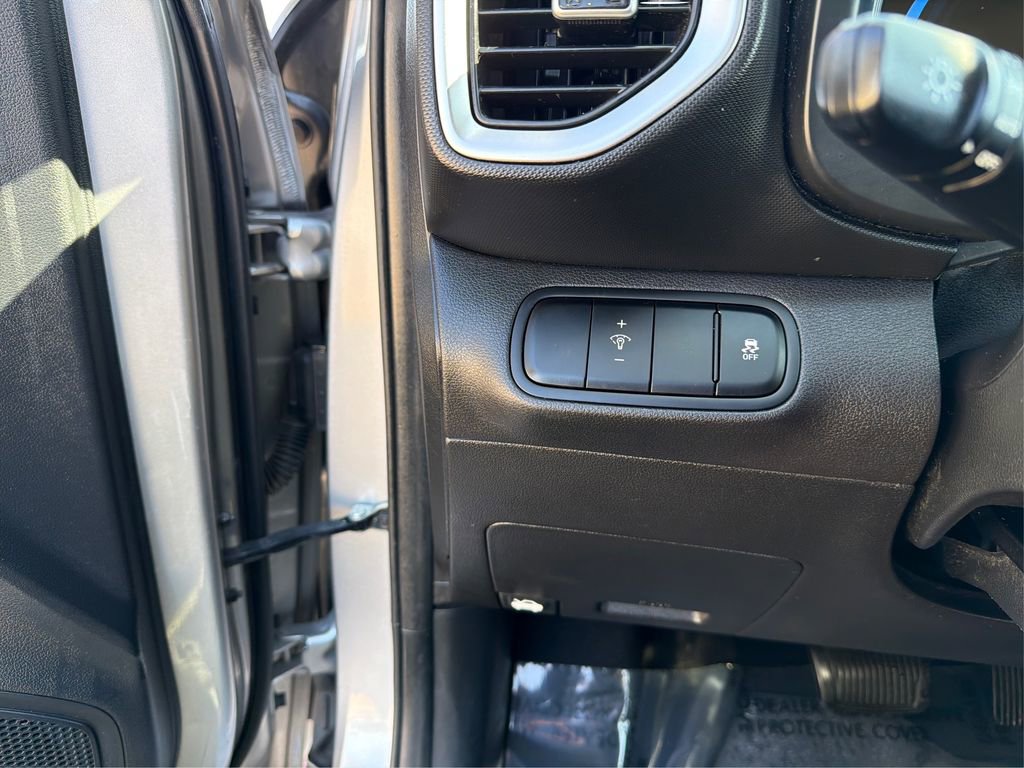 Used 2023 Hyundai Venue SEL FWD image 19