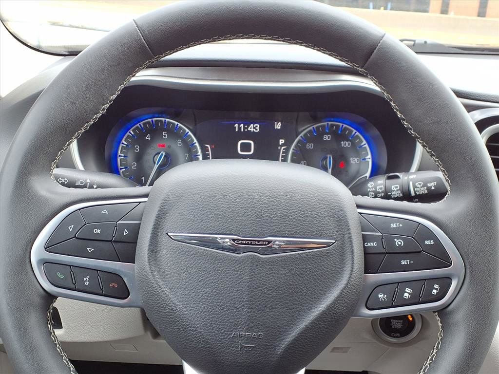 Used 2023 Chrysler Pacifica Touring-L image 10