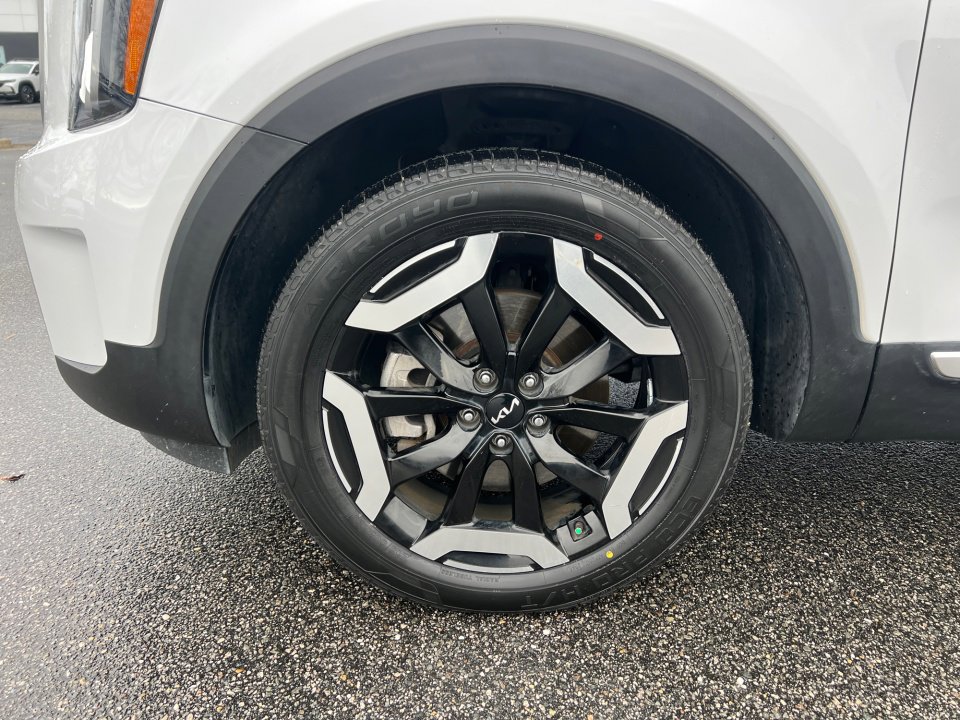 Used 2023 Kia Telluride EX w/ EX Captain's Chair Package image 27